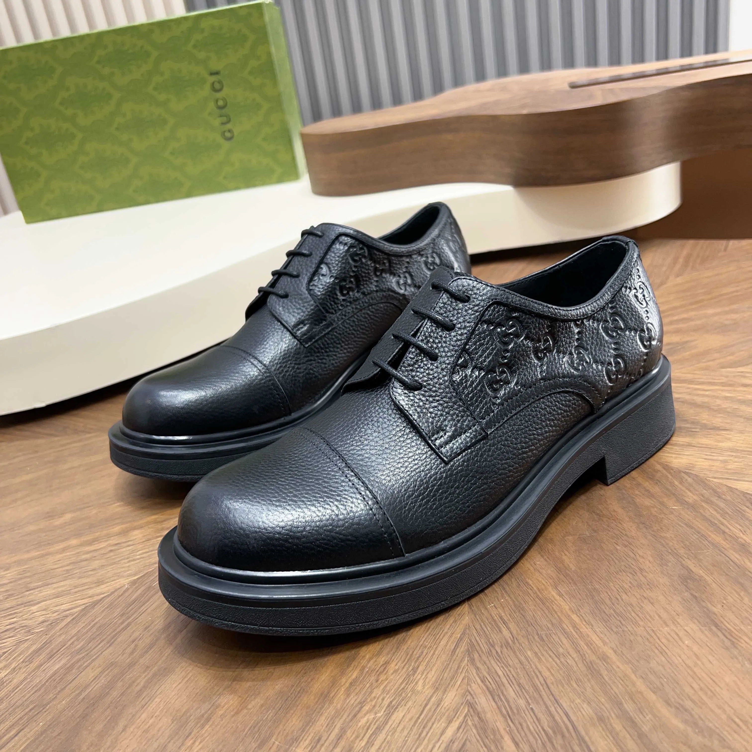 💰780 Gucci/Gucci new men’s lace-up shoes with GG details, matte cow leather derby shoes! The design of this men's lace-up shoe is rooted in the brand's heritage. Crafted from premium waxed cow leather, it is embellished with GG printed embossed suede leather details, a nod to Gucci's iconic monogram. The rubber sole decorated with GG pattern adds a touch of modern fashion to this design. Typical three-joint style design. European and American classic version, full calfskin lining. The overall upper texture is soft and the lining is comfortable and breathable. 2CM thickened soft rubber sole, easy to control. Versatile and stylish upper foot, multiple colors available to meet different matching needs, complete package! Size: 39-40-41-42-43-44 leather shoe size (38.45.46 can be customized)